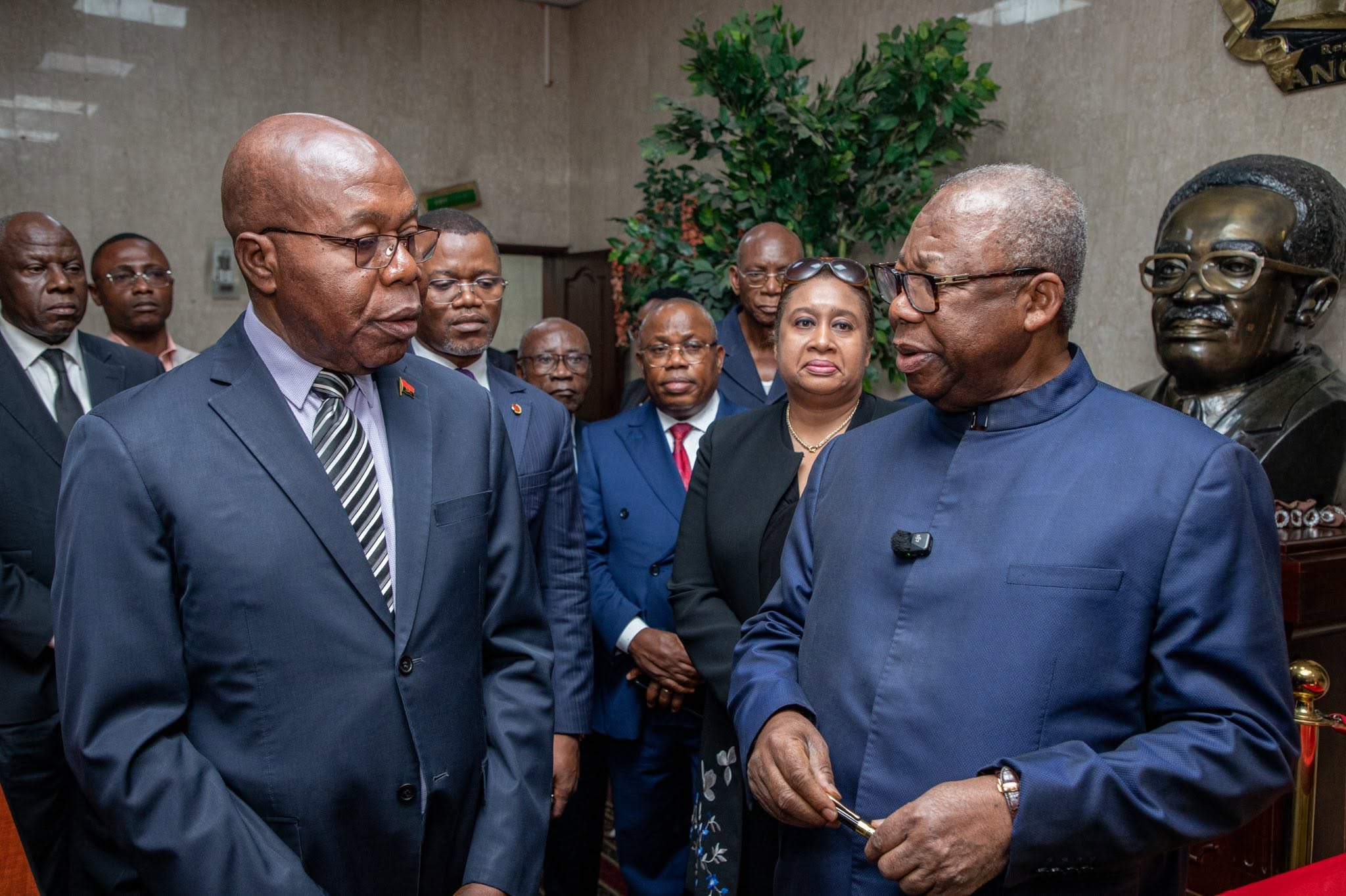 Le grand camarade Pierre Moussa présente les condoléances du PCT au MPLA